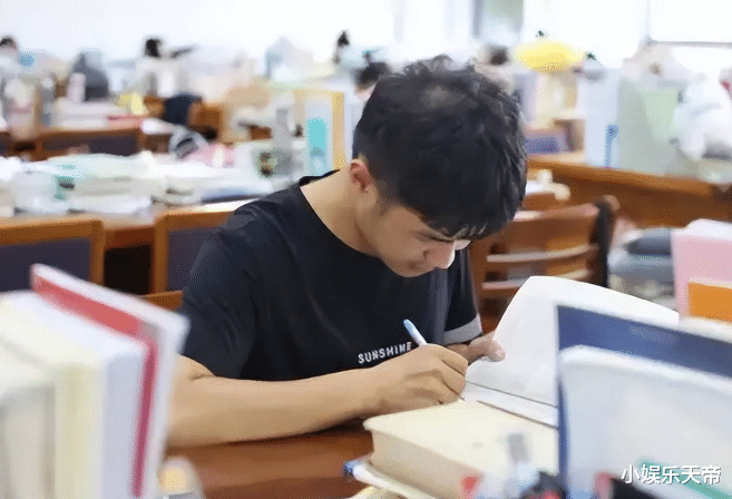 孟羽童|211硕士毕业生做男模,日薪超5000却后悔想考公,担心政审不过关