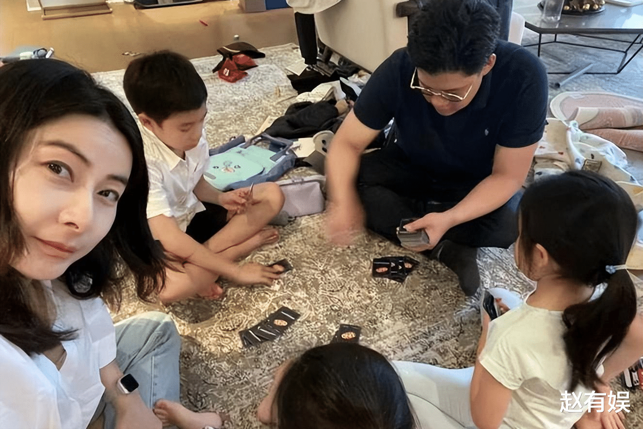 郭晶晶晒全家福为霍启刚庆生，豪宅大客厅曝光，满地衣服一片狼藉