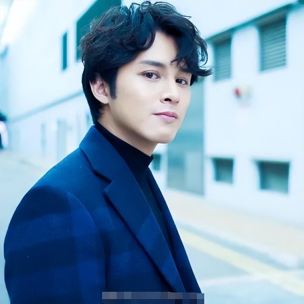 他外形高帅，忤逆父母拍戏被封锁经济，捱6年爆红想买楼报答父母