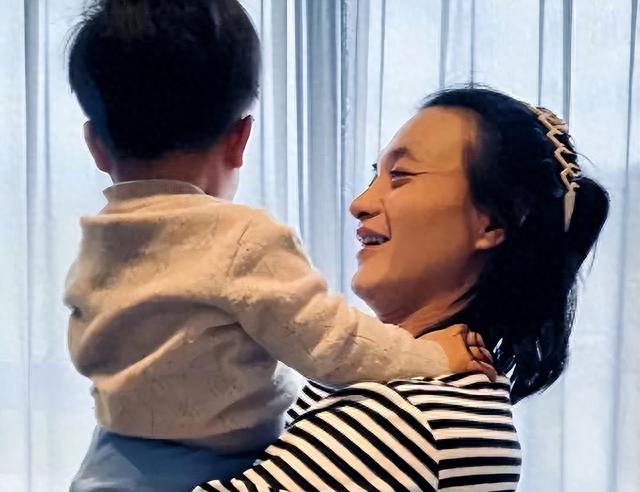 年轻时帅气逼人，老了却像“大姨”，这6位中年油腻的男星好可惜