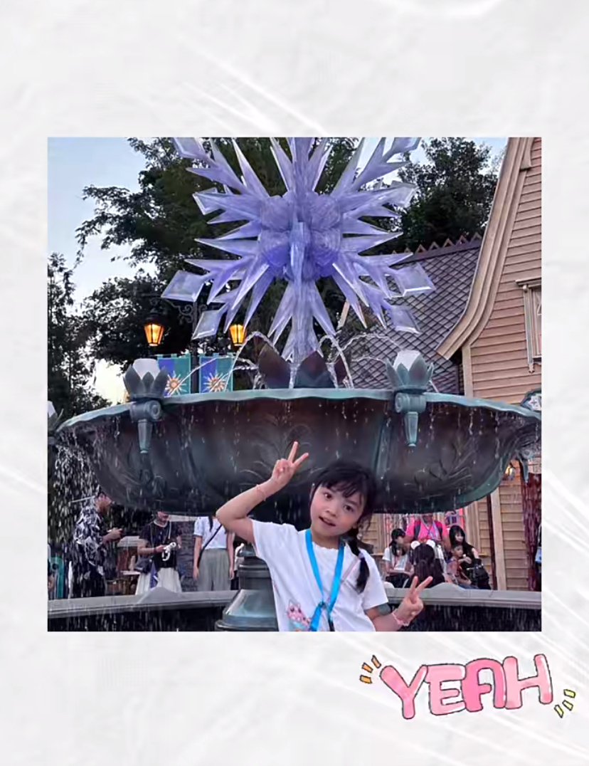 熊黛林携双胞胎女儿游迪士尼，老公郭可颂惊喜现身，一家四口罕合体超温馨