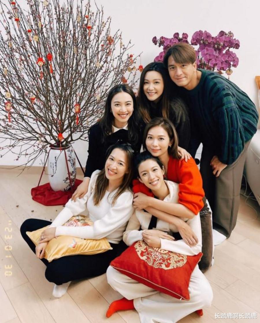 马国明汤洛雯婚后亮相，互动甜蜜羡煞旁人，称生儿育女顺其自然