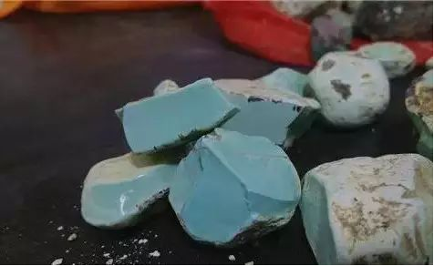 保利|想玩原矿绿松，先搞清楚“蜡皮籽”是什么吧！