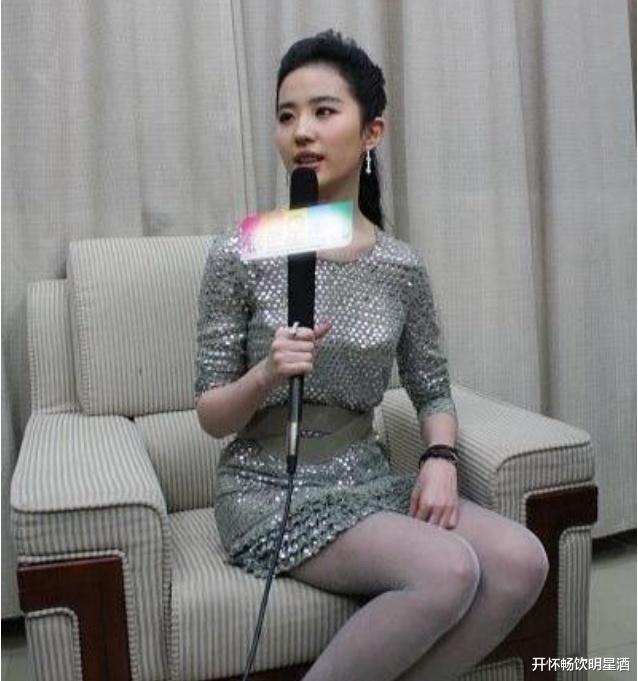 刘亦菲彻底告别少女时代，肉色丝袜搭配银星连衣裙女人味十足！