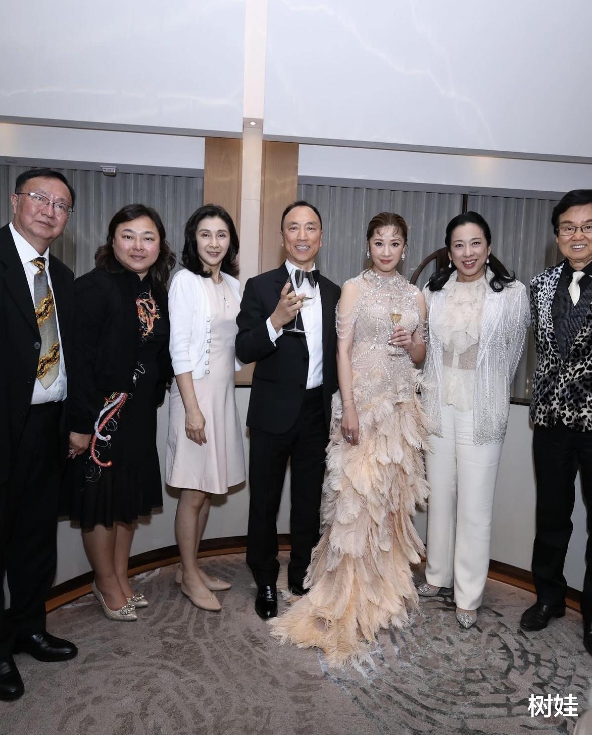 翁嘉穗办结婚25周年晚宴,与大20岁丈夫当众亲吻,8岁儿子罕露脸