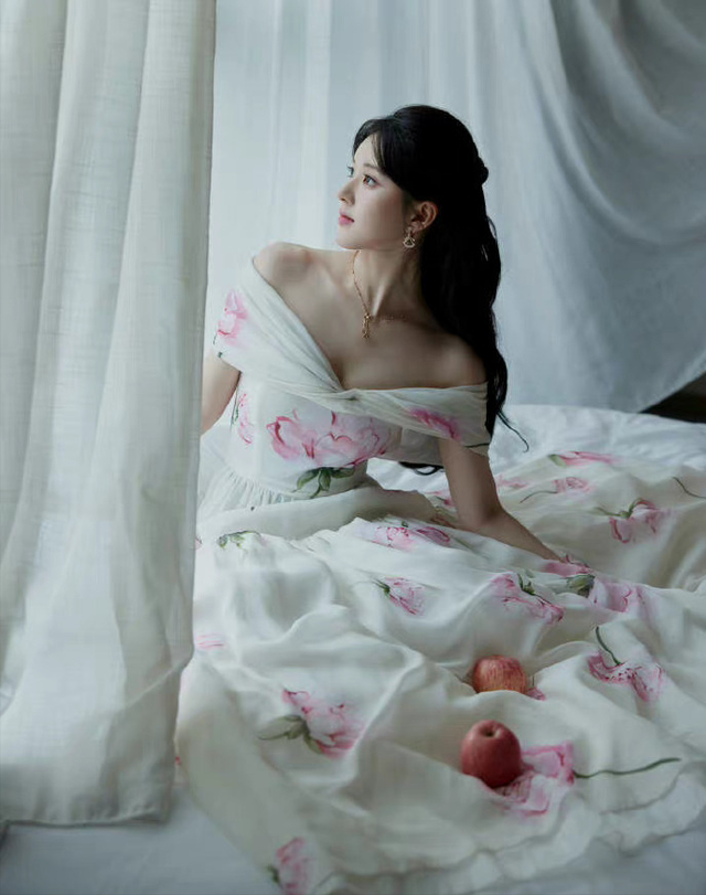 明星|红毯上明星的猎奇造型：穿肚兜，穿雨靴，披“床单”，戴刷碗手套