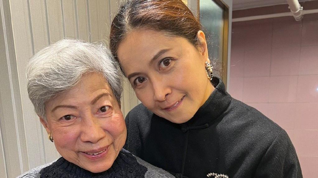 邵美琪|减产5年！57岁港版内田有纪黑色唐装现身好友聚会，5段恋情均无疾而终