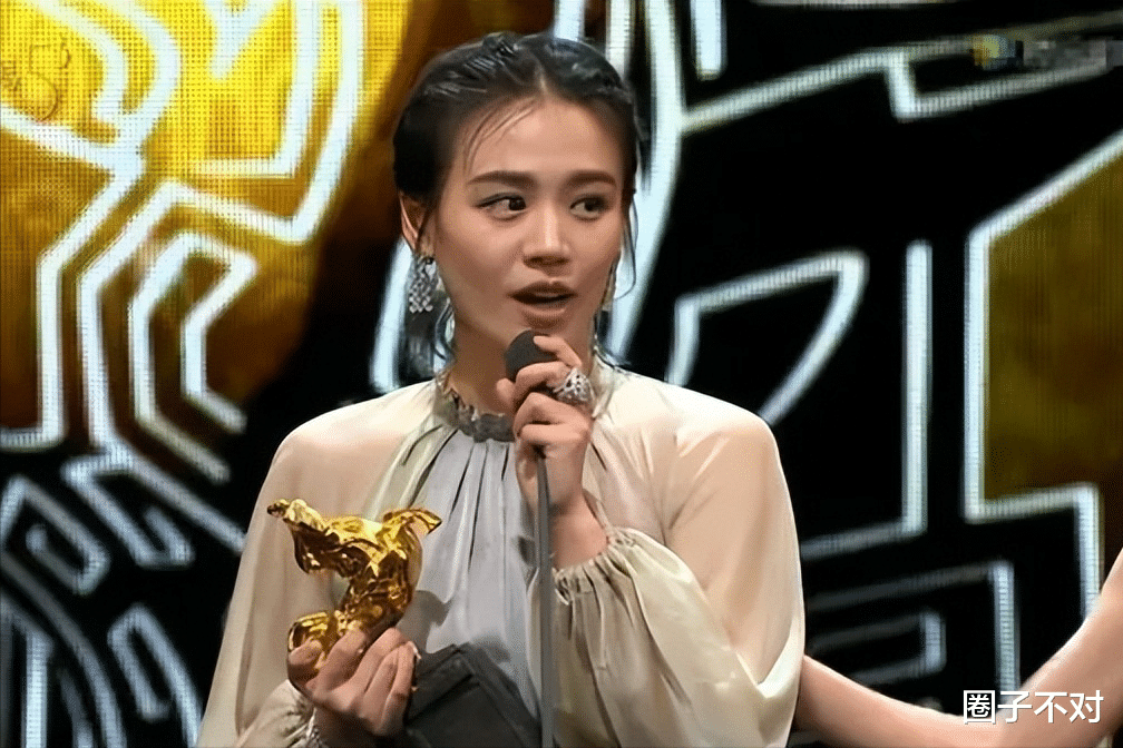 周冬雨“原形毕露”，葛优一脸无语看不下去，易立竞当年全说对了