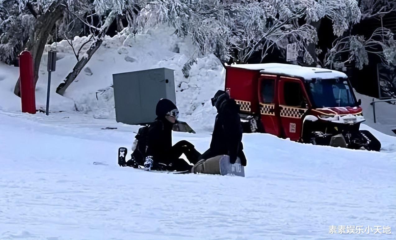 张柏芝晒两个大儿子亲密合影：Lucas被妈妈搂着，Quintus耍酷拍照