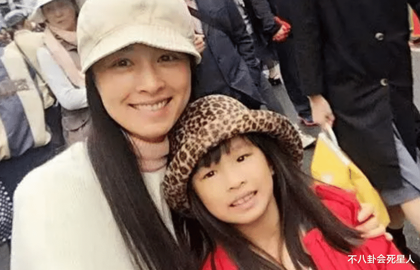 张庭14岁女儿:身材高挑不像爸妈,住2亿豪宅,一年学费33万