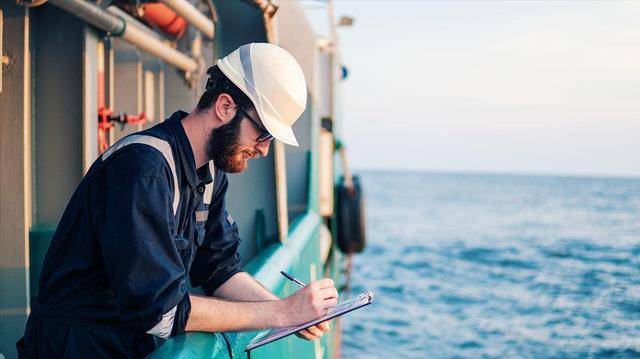 船员|为什么到处都是招聘海员，海员的工资有多高？为何很少人愿意去？