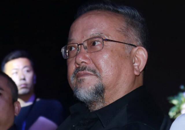 王刚鉴宝节目失手砸掉两亿文物,时隔多年终于说出当年真相!