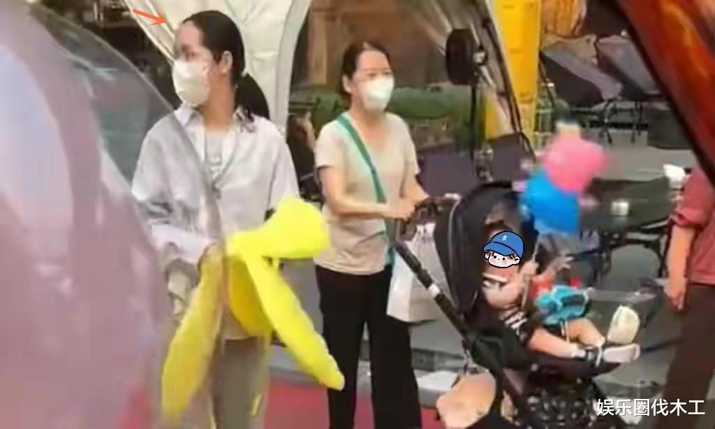 王传君|郭碧婷带娃街头游玩,小腹凸起身材圆润,素面朝天发际线抢镜