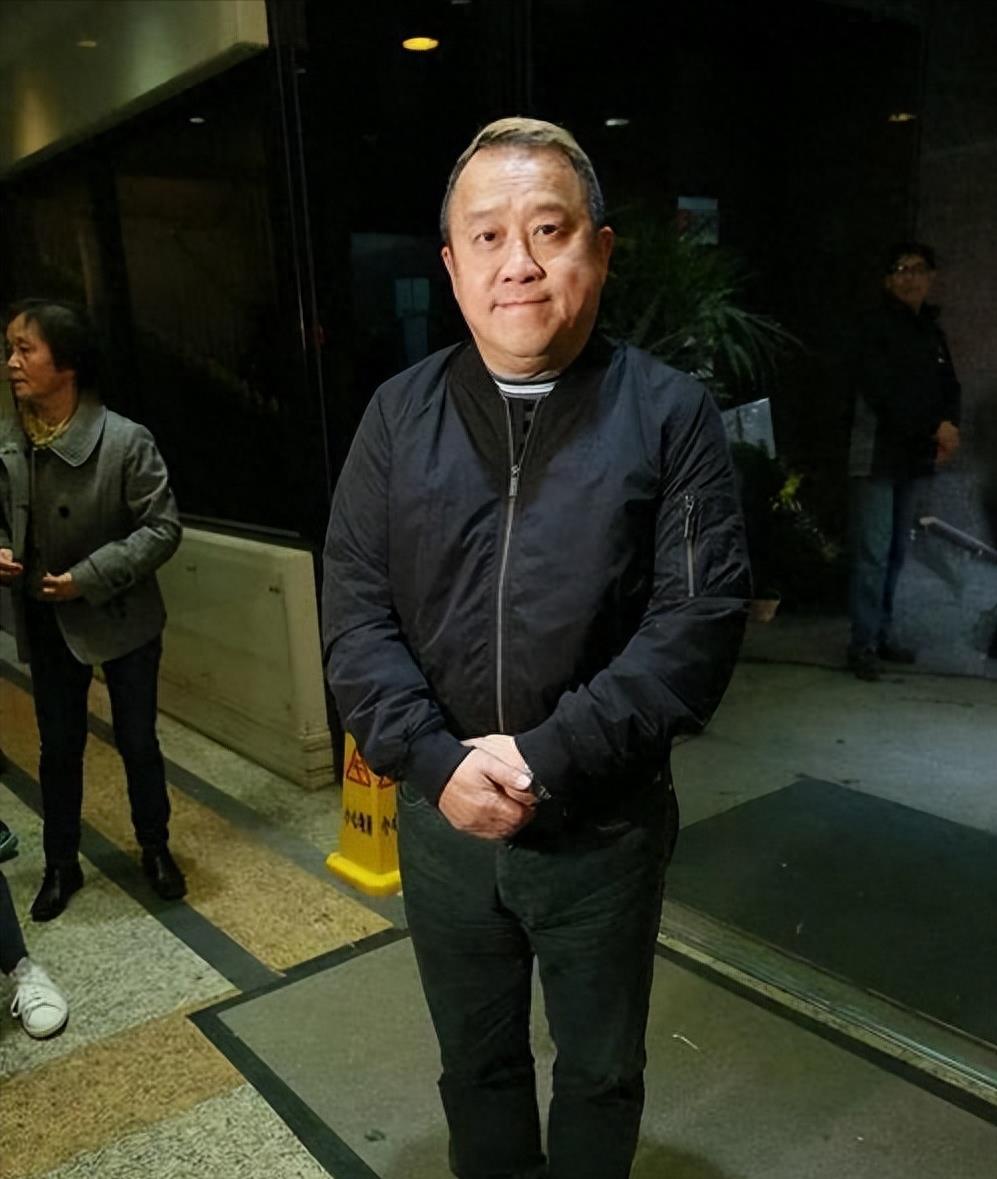 曾志伟拽的不是周冬雨的手，而是娱乐圈藏不住的丑陋，两人到底啥关系