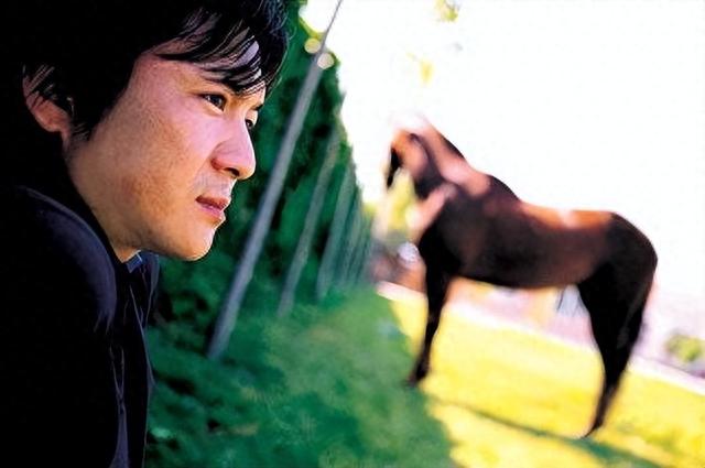 《孤注一掷》热映,跳过美女荷官金晨,我被53岁女三号迷住了