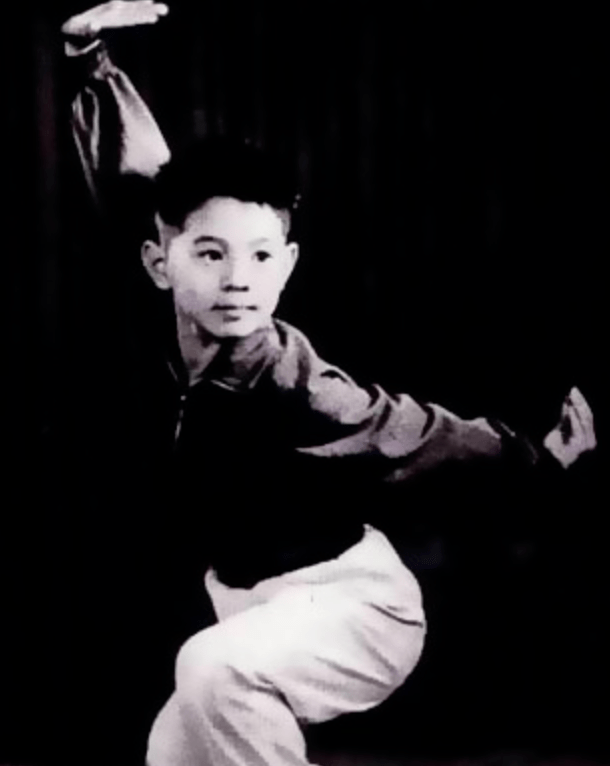 61岁李连杰“毁容式”近照曝光,前妻孕期出轨20亿全给新欢,如今被丽智榨干?