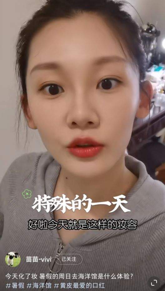 郑恺夫妇在上海遛娃!苗苗罕见化美妆露小蛮腰,身材纤瘦辟谣三胎传闻