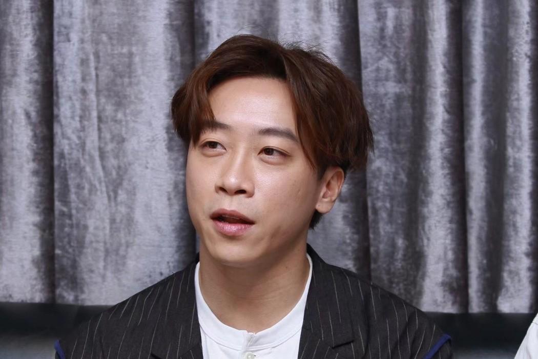 可是有搭档的,这个搭档就是来自香港supper moment乐队的主唱陈仕燊