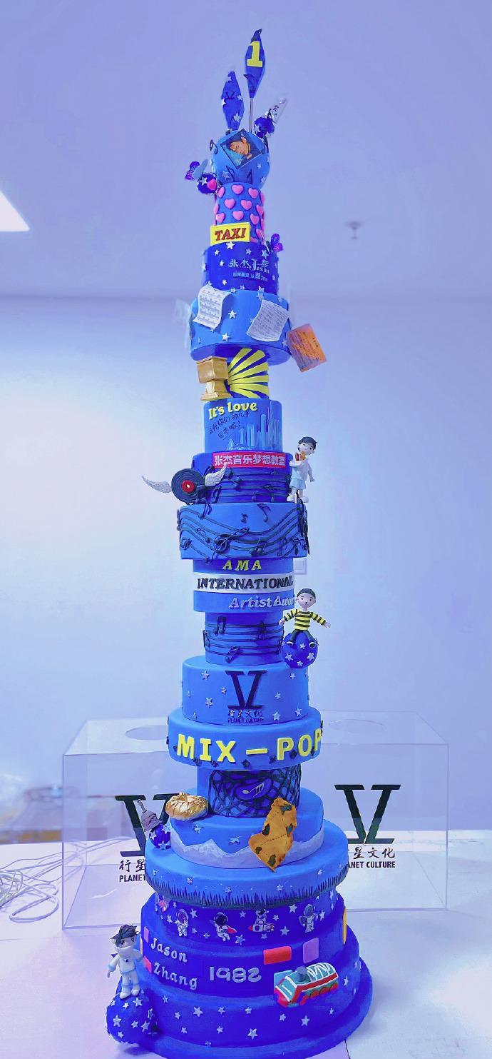 尴尬！张杰演唱会为粉丝订制19层蛋糕催泪庆生，下台就当垃圾丢弃