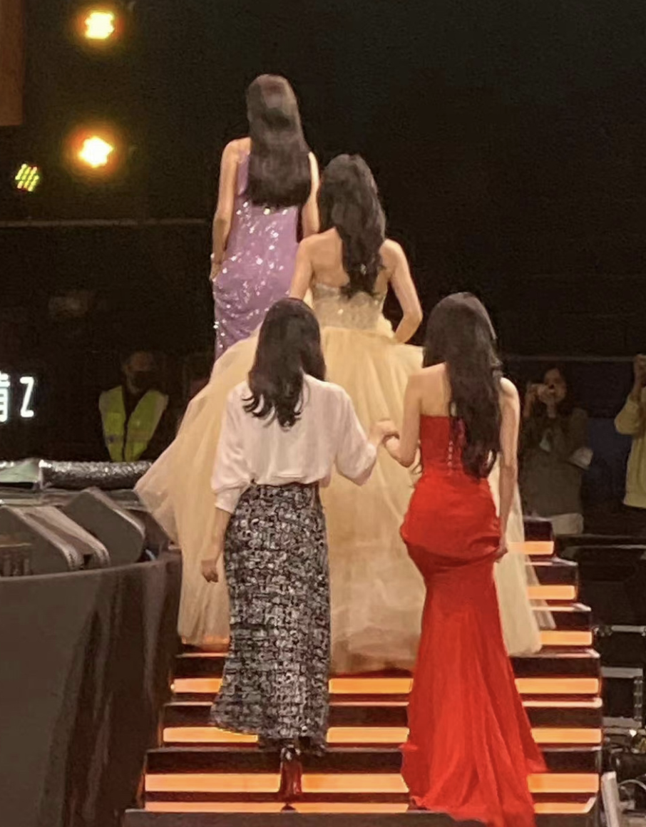 胡歌|微博之夜经典名场面超全汇总！胡歌刘亦菲获King和Queen惹网友不满