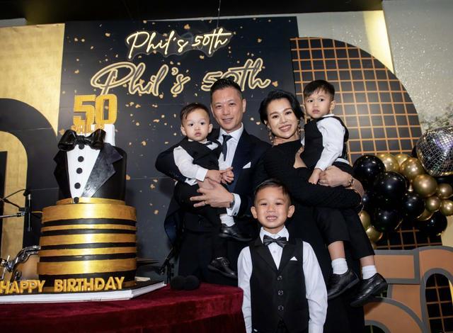 胡杏儿|胡杏儿晒母子合影，一手揽住3个儿子，素颜无滤镜毛孔黑头好清晰