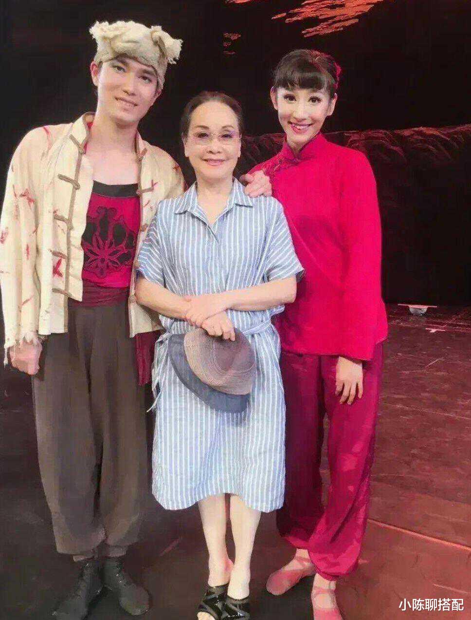 杨幂 看到78岁李谷一摘假发、穿艳丽,我悟了:女人直面衰老才是真的美