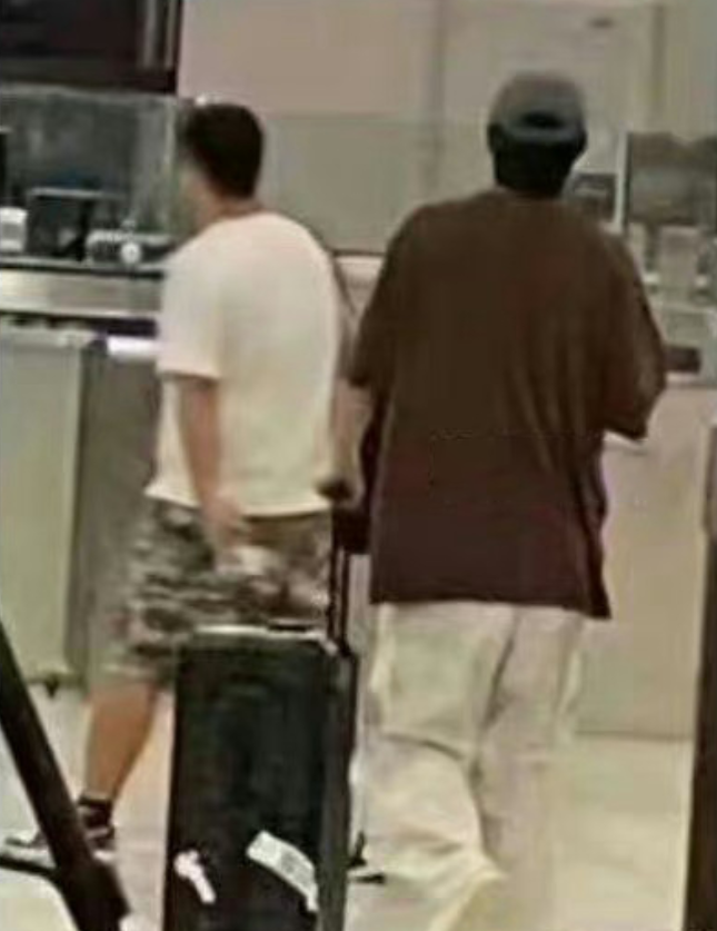 蔡徐坤堕胎风波后首露面,悄悄回国怕被发现,闷闷不乐状态憔悴