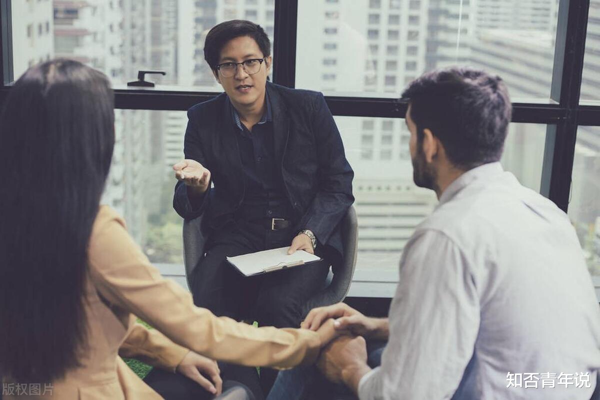 大学|师范大学硕士的女儿,是去大学里做辅导员好,还是去中学教书好?