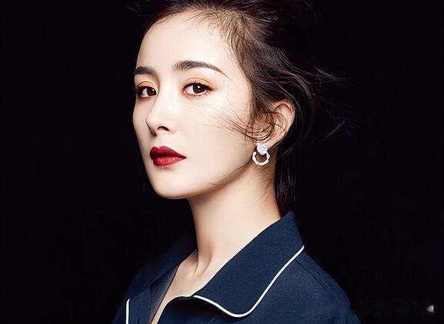 |杨幂春晚联排后被骚扰？全身穿搭13万，无惧与魏大勋同台