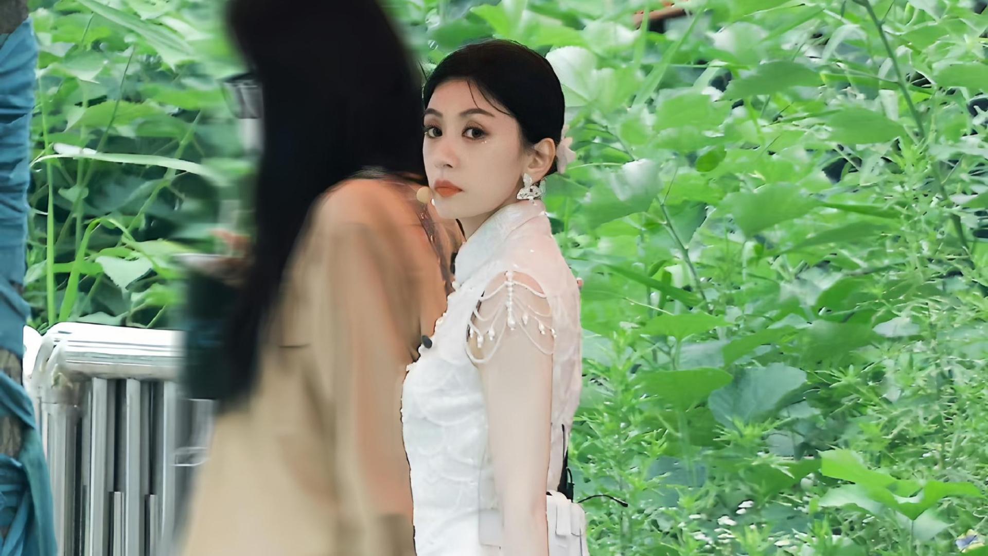 49岁贾静雯这身段也太绝了吧! 无袖白色旗袍, 优雅性感, 张扬高级!