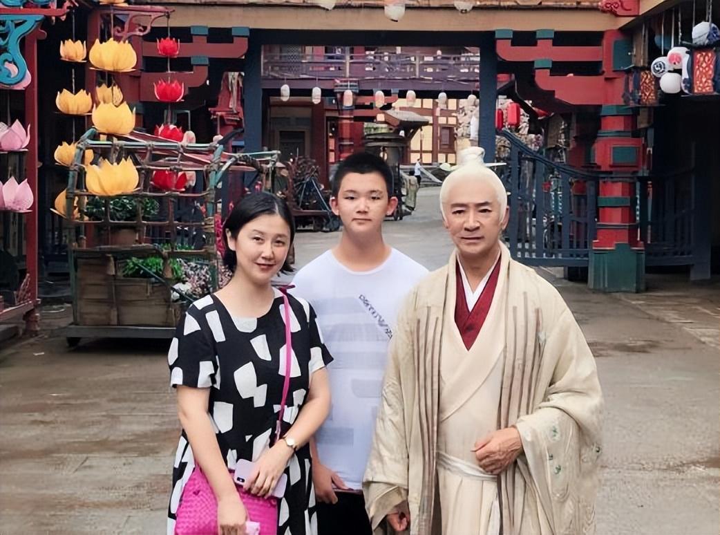 69岁寇振海现状:白发老态,儿子上高中,妻子风韵犹存