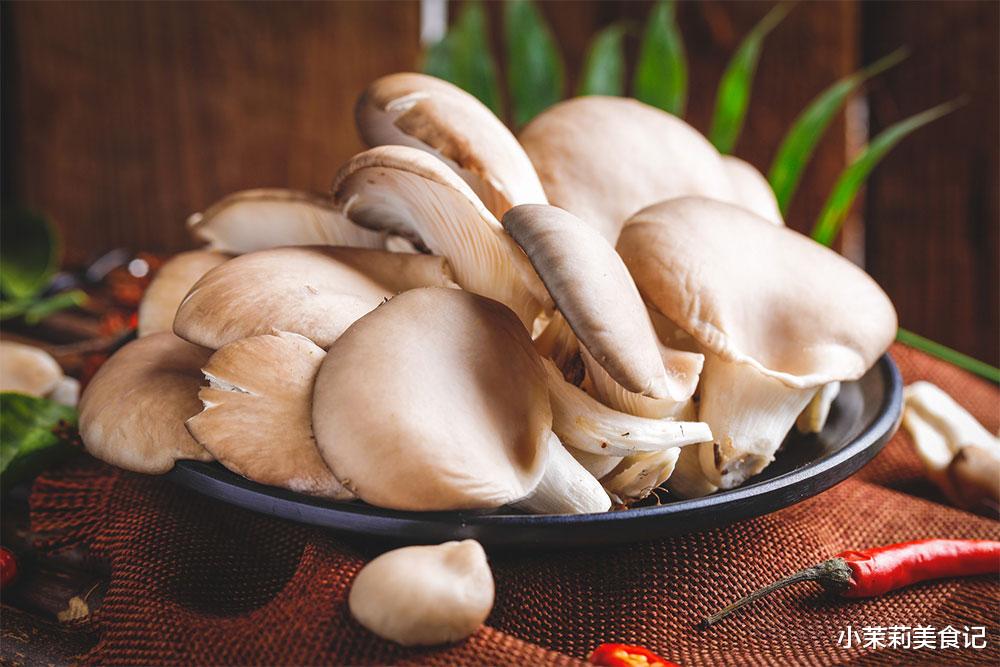 平菇|萝卜白菜靠边站,深秋多吃它,蛋白质是猪肉4倍,随手一炒太鲜了