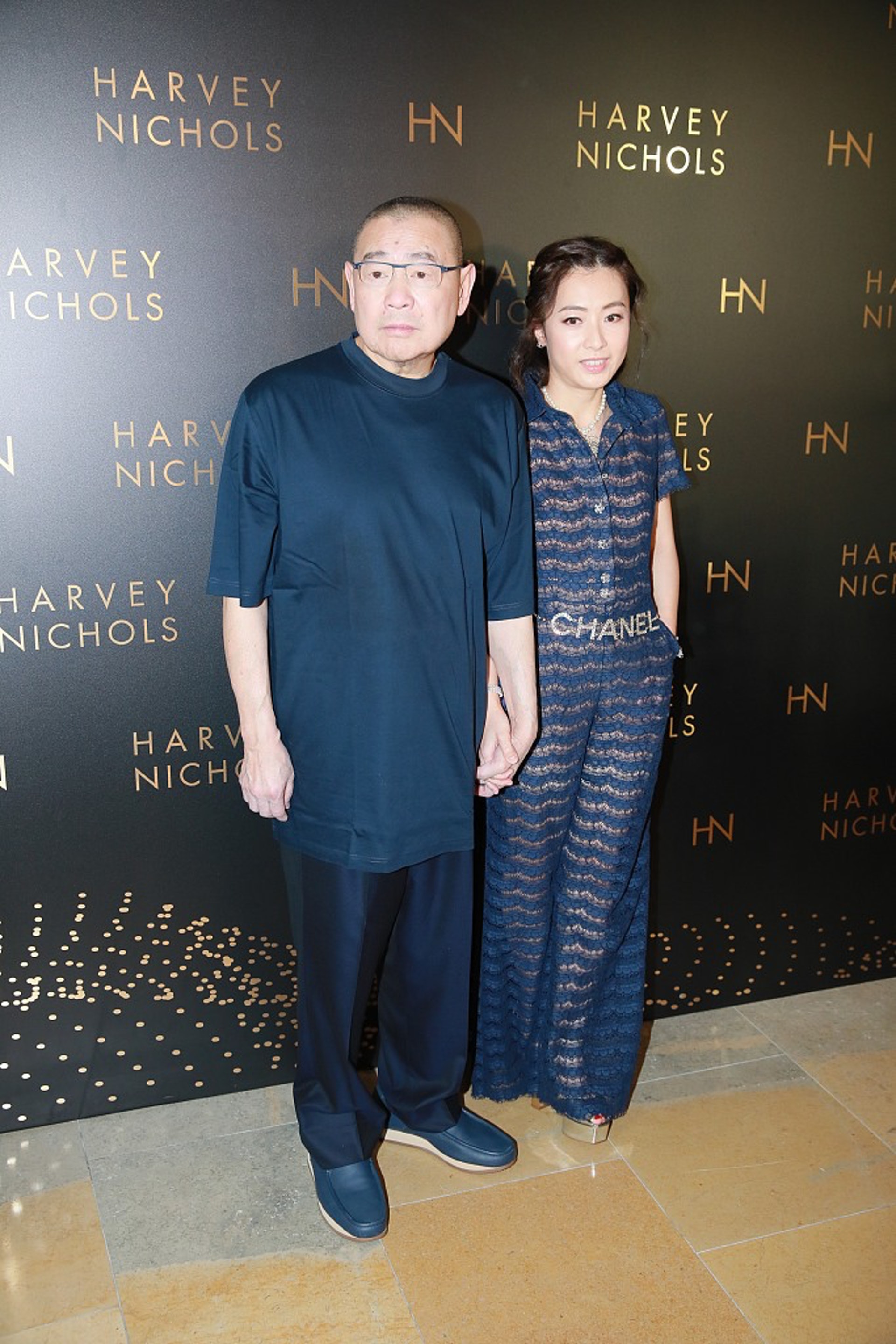 甘比|甘比10岁儿子正式创业,与大刘露面谈生意,拥百亿托底却不够自信