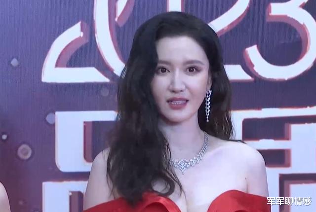 王珞丹|内娱这场红毯,让我发现,真正的美才不是比谁露得多