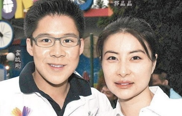 华人司机国外接待霍启刚夫妇,晶晶帽子戴脚踝,合影让司机站c位 - 情感