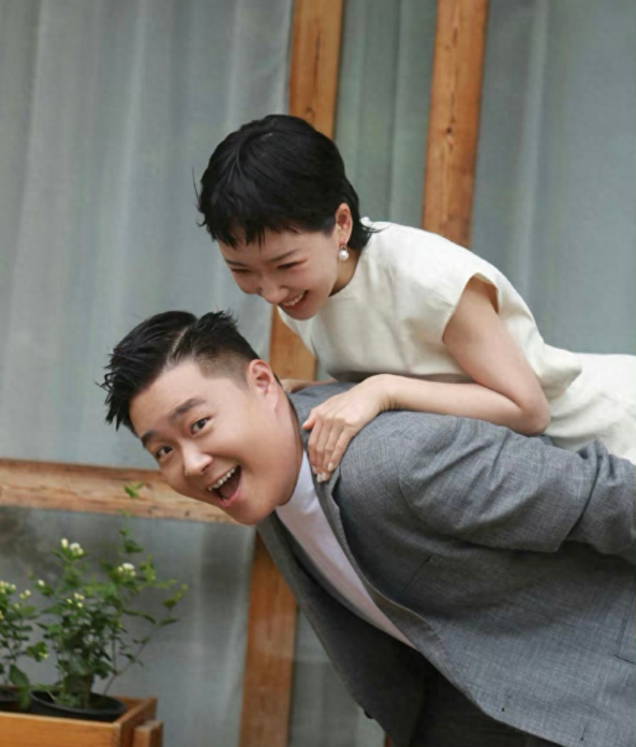 郝邵文老婆身份被扒！离异还带有8岁的女儿，长得漂亮还特别温柔