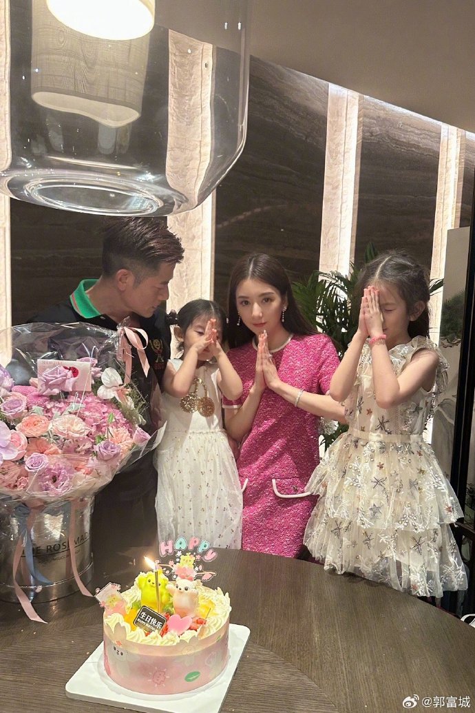 郭富城携妻女游蟠龙古镇,拒绝路人搭讪引非议,方媛生图一言难尽