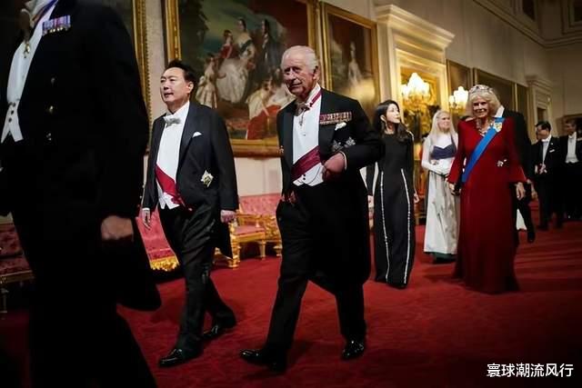 Lisa疯马秀后首次高调亮相！跟韩国第一夫人参加英国国宴，美成艾莎