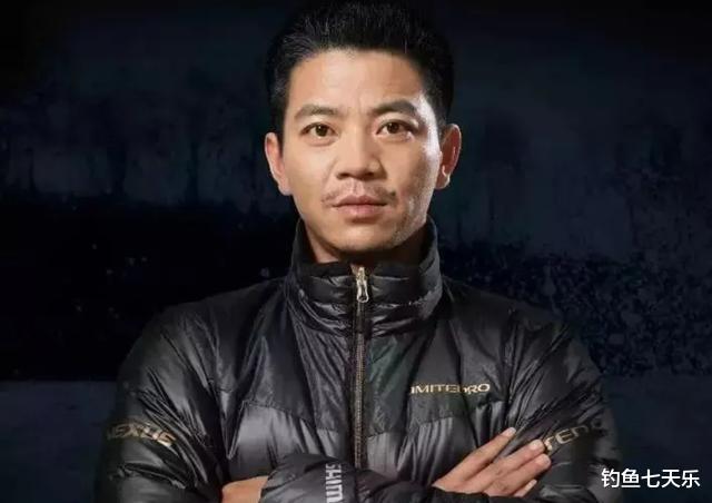 |他是“路亚圈”领军人物,为了钓鱼摆过地摊,用出色钓技征服老外