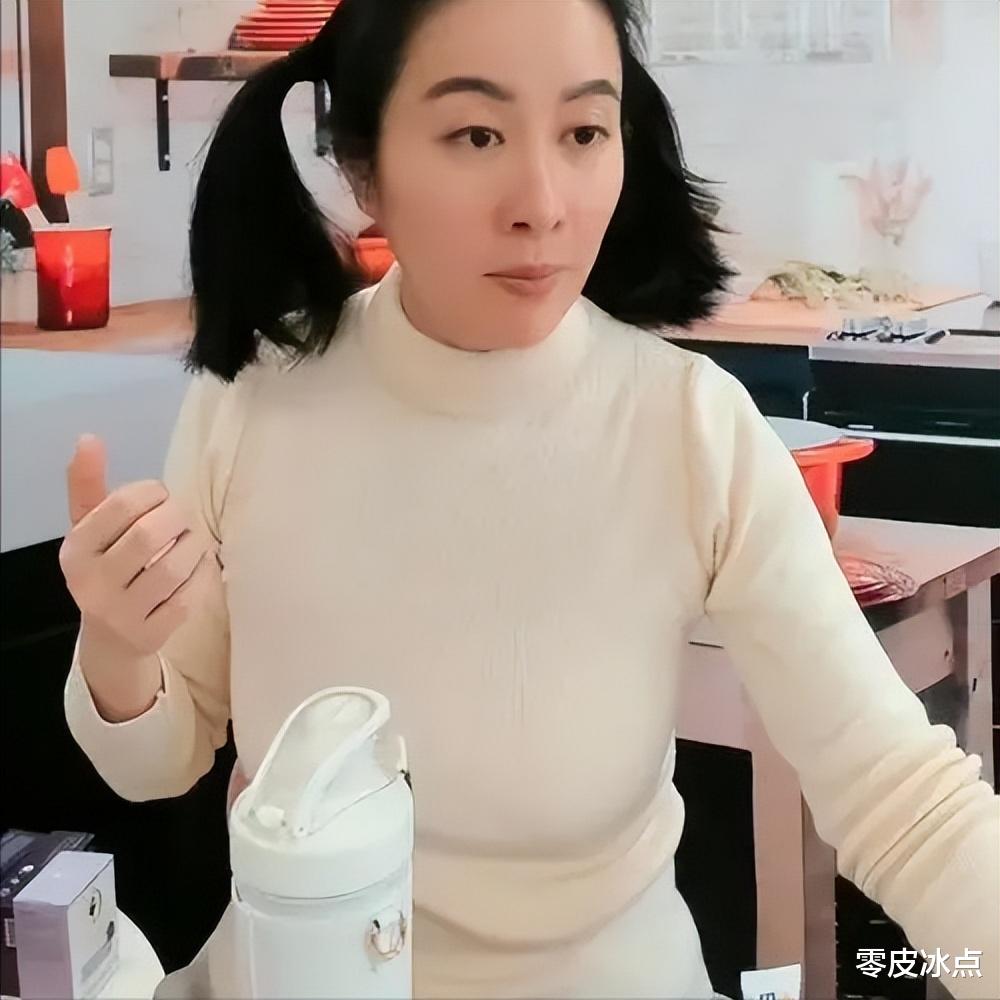 香港知名女演员在直播中做出“无下限”动作，今穿搭再引网友热议