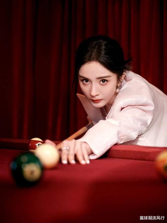 杨幂颜值回春!穿亮片粉西装高调参加活动嫩成少女,大长腿好吸睛