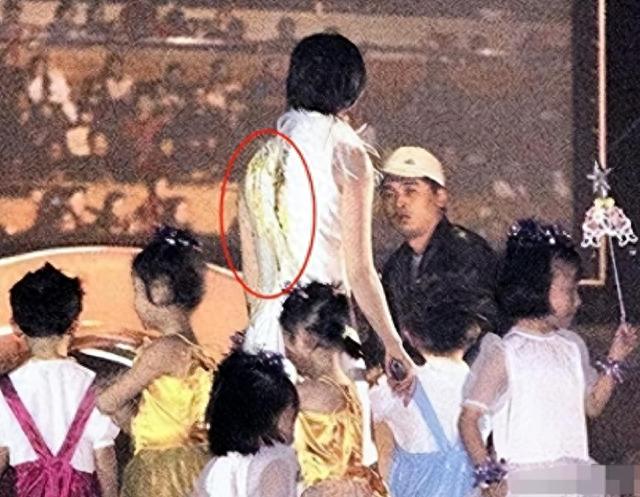 野心炸裂的赵薇消失两年后,再看她的处境,完全是自食恶果