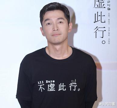 胡歌坐成都地铁被偶遇,身材修长直逼车顶,网友:不修边幅也很帅