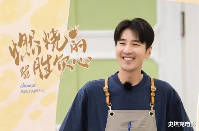 44岁高圆圆现状:人民广场小店吃包子,米色套装看着像25岁