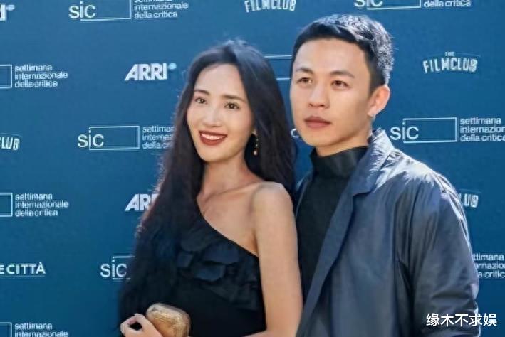 30岁王紫璇官宣恋情后露面,小腹隆起穿拖鞋,和富豪恋情再添佐证