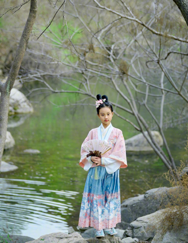 贾云馨 甜馨穿汉服美出新高度,仿佛和爸爸共用一张脸,真养眼!