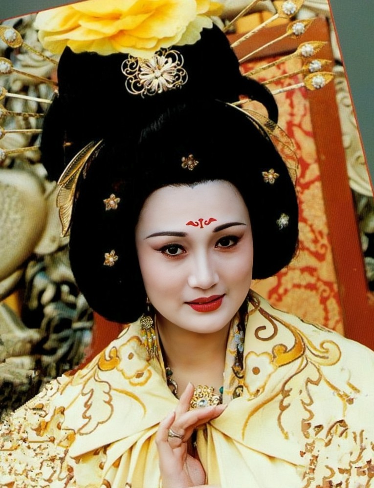 另外,唐玄宗年间,杨贵妃也是非常被宠爱,她的家人也跟着一起享受着