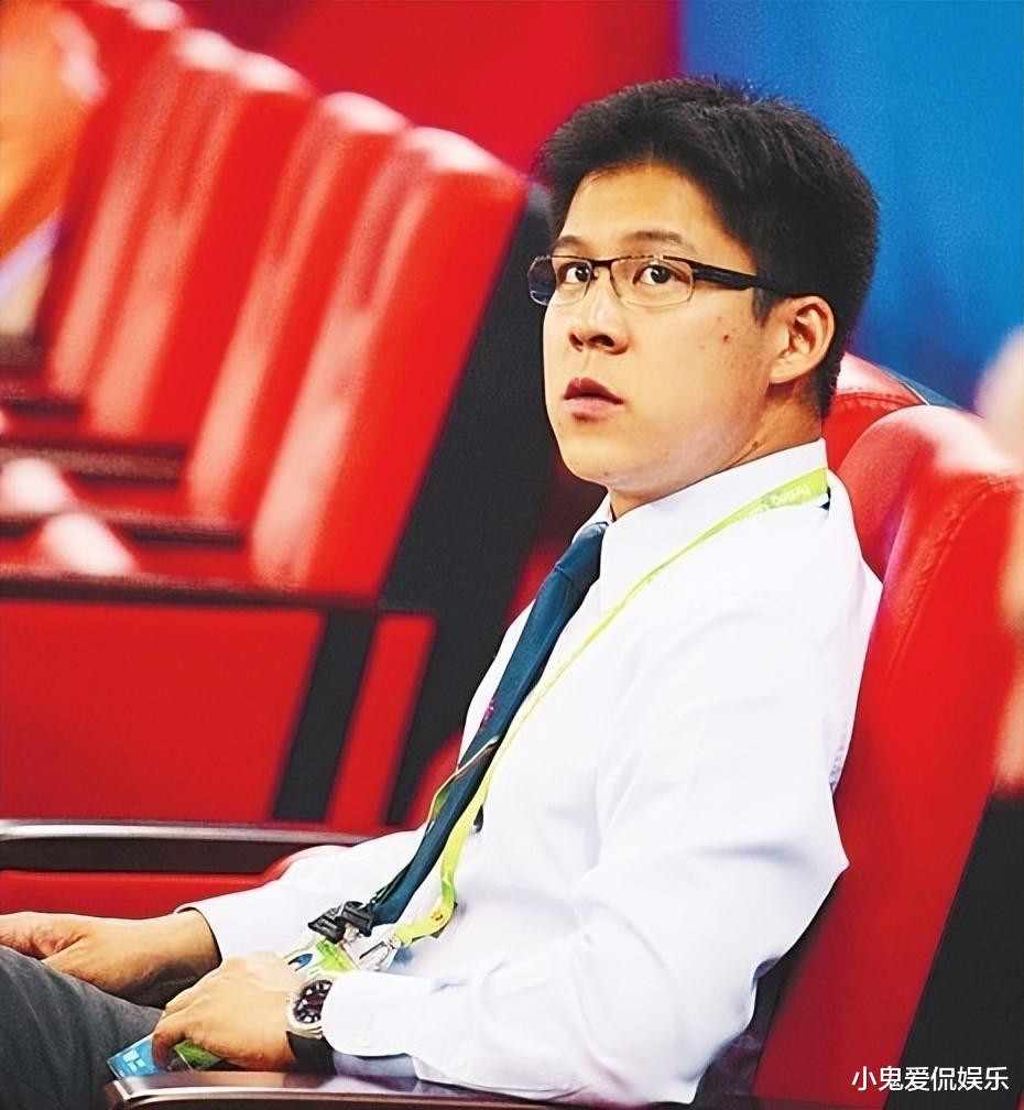 郭晶晶晒为霍启刚庆生全家福,豪宅内景曝光,满地衣服一片狼藉