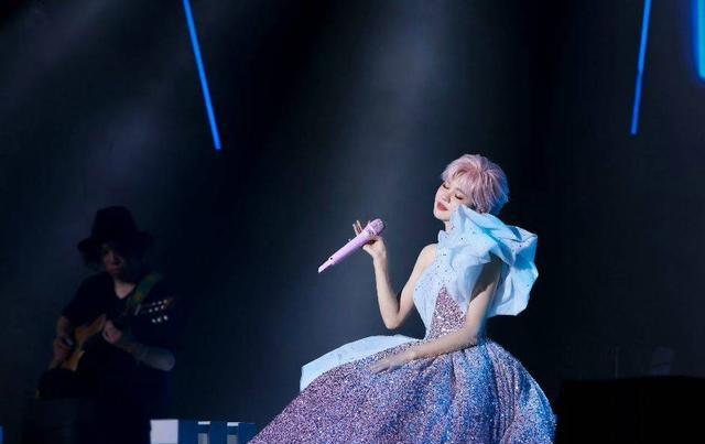 曾登《歌手》因腿上热搜,如今体育馆演唱会打骨折,她到底差在哪