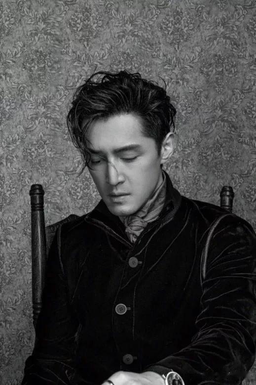 胡歌|胡歌当了爸爸梦想成真，曾讲：40岁之前成家，否则和孩子玩不动了